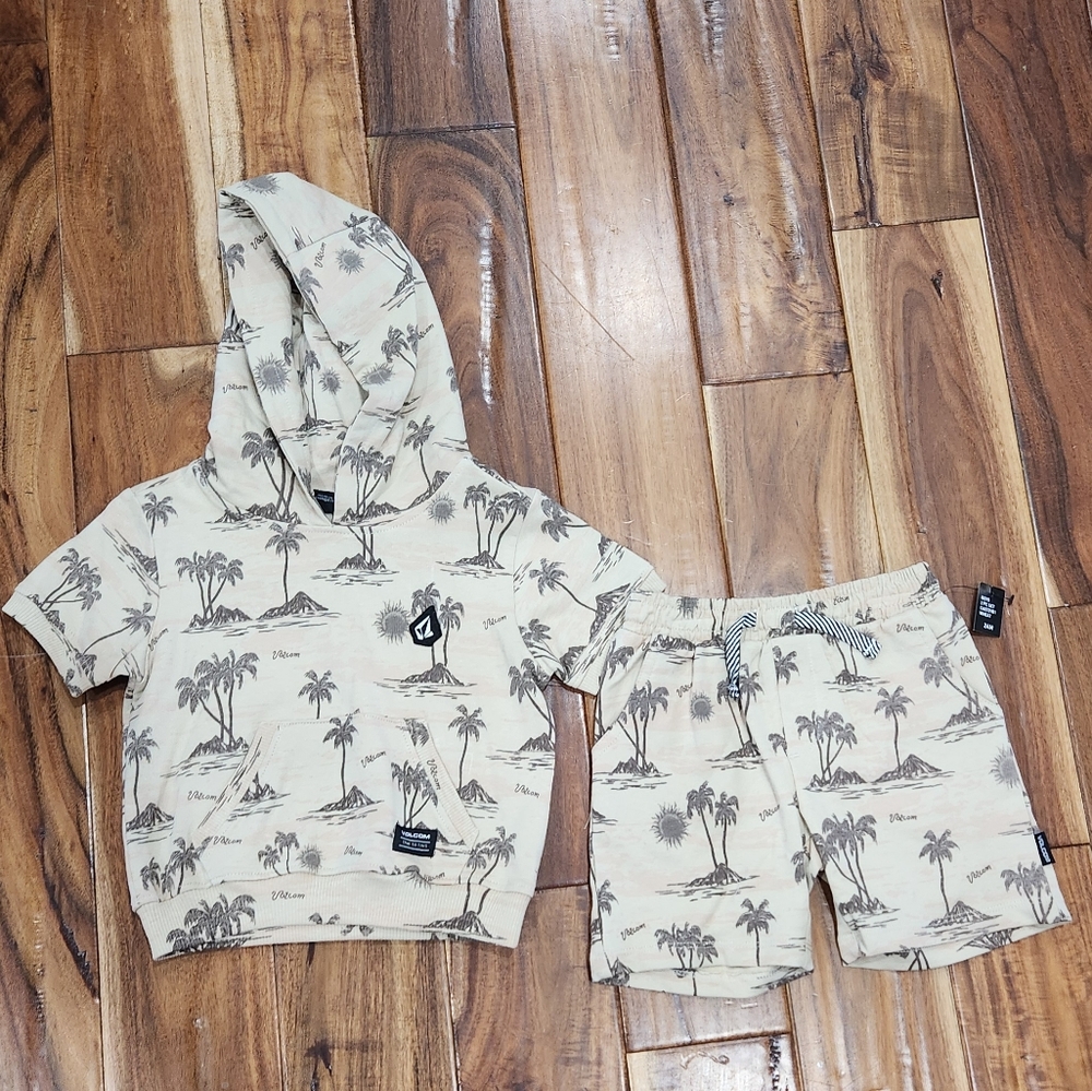 🆕️ VOLCOM Hoody & Shorts in wheat.